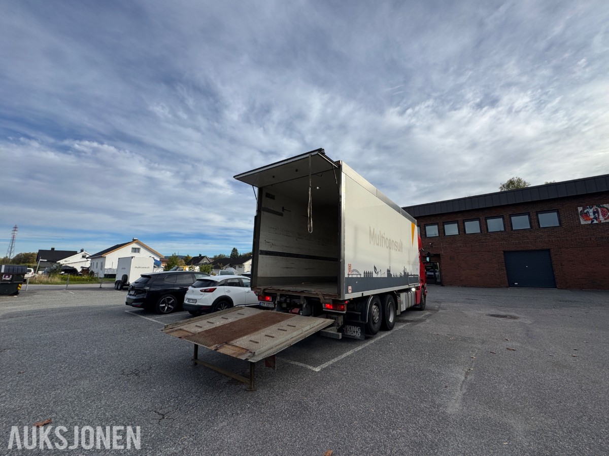 Scania R 480 skapbil med bakløfter, Opticruise, ryggekamera og hengerfeste
