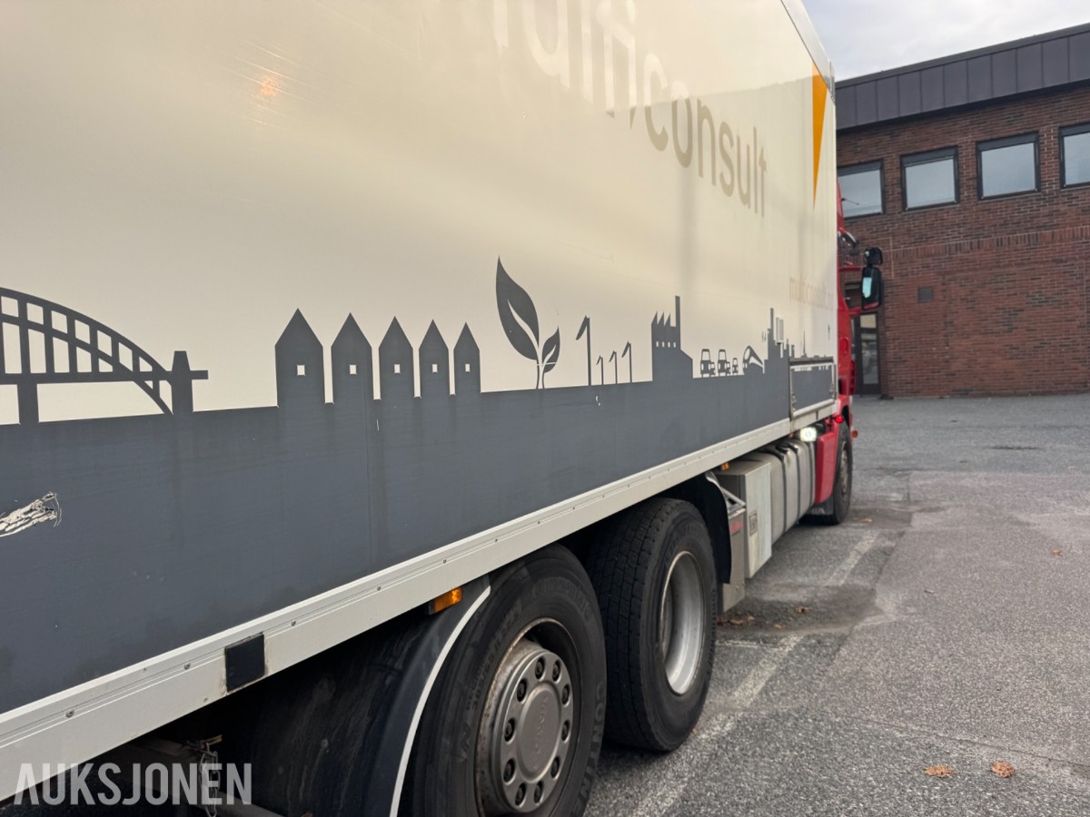 Scania R 480 skapbil med bakløfter, Opticruise, ryggekamera og hengerfeste