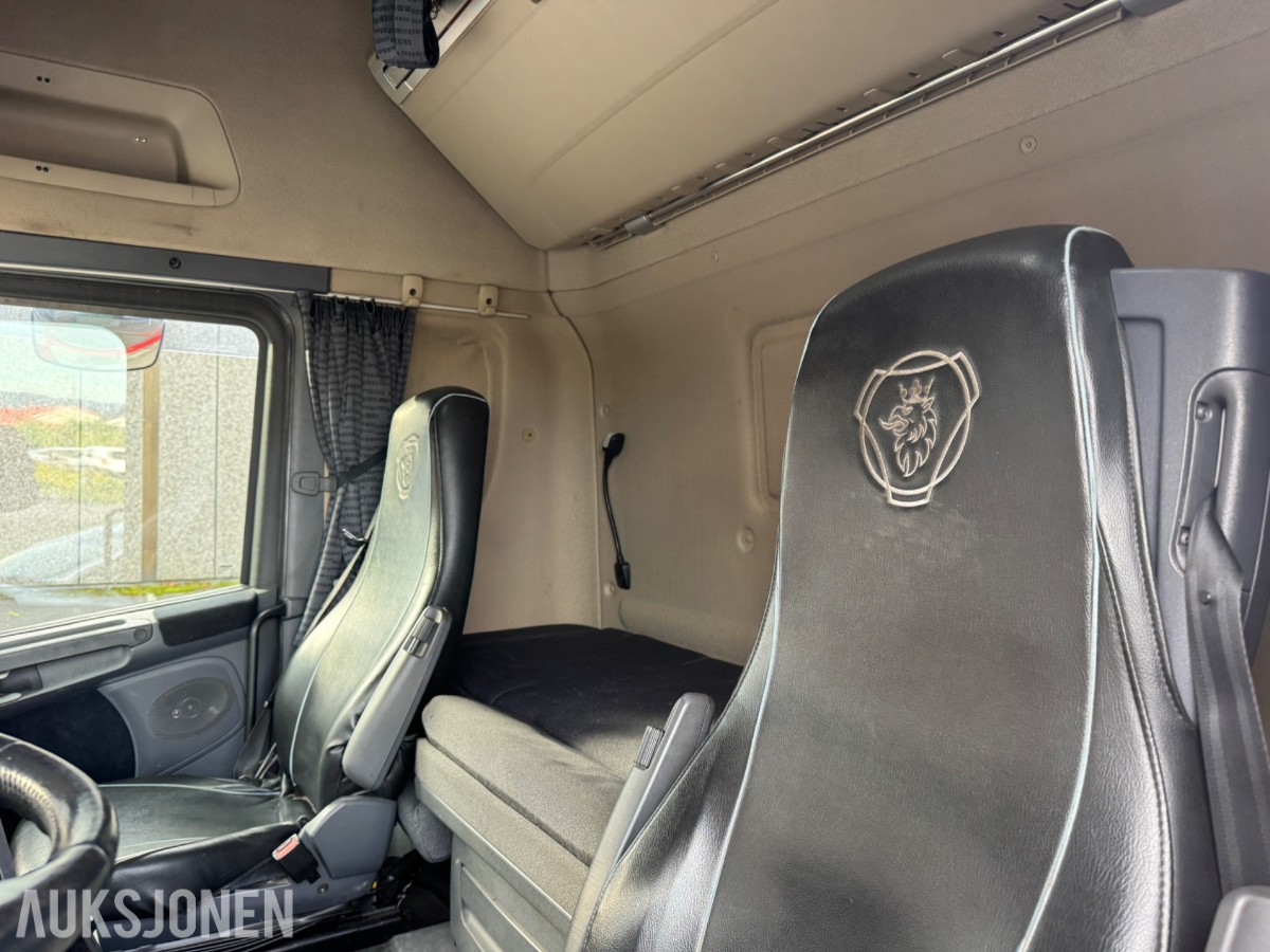Scania R 480 skapbil med bakløfter, Opticruise, ryggekamera og hengerfeste