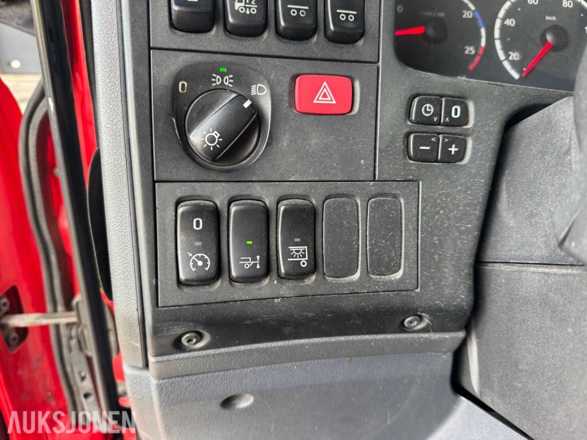 Scania R 480 skapbil med bakløfter, Opticruise, ryggekamera og hengerfeste