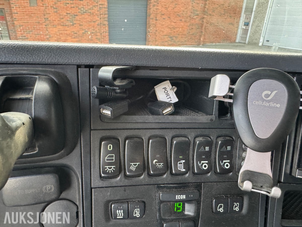 Scania R 480 skapbil med bakløfter, Opticruise, ryggekamera og hengerfeste