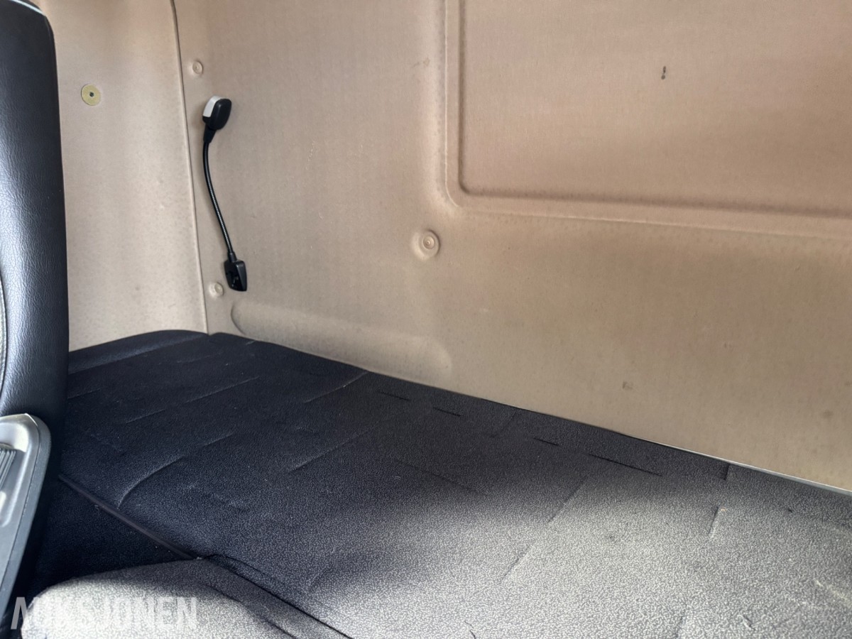 Scania R 480 skapbil med bakløfter, Opticruise, ryggekamera og hengerfeste