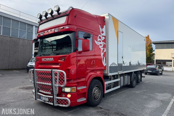 Scania R 480 skapbil med bakløfter, Opticruise, ryggekamera og hengerfeste