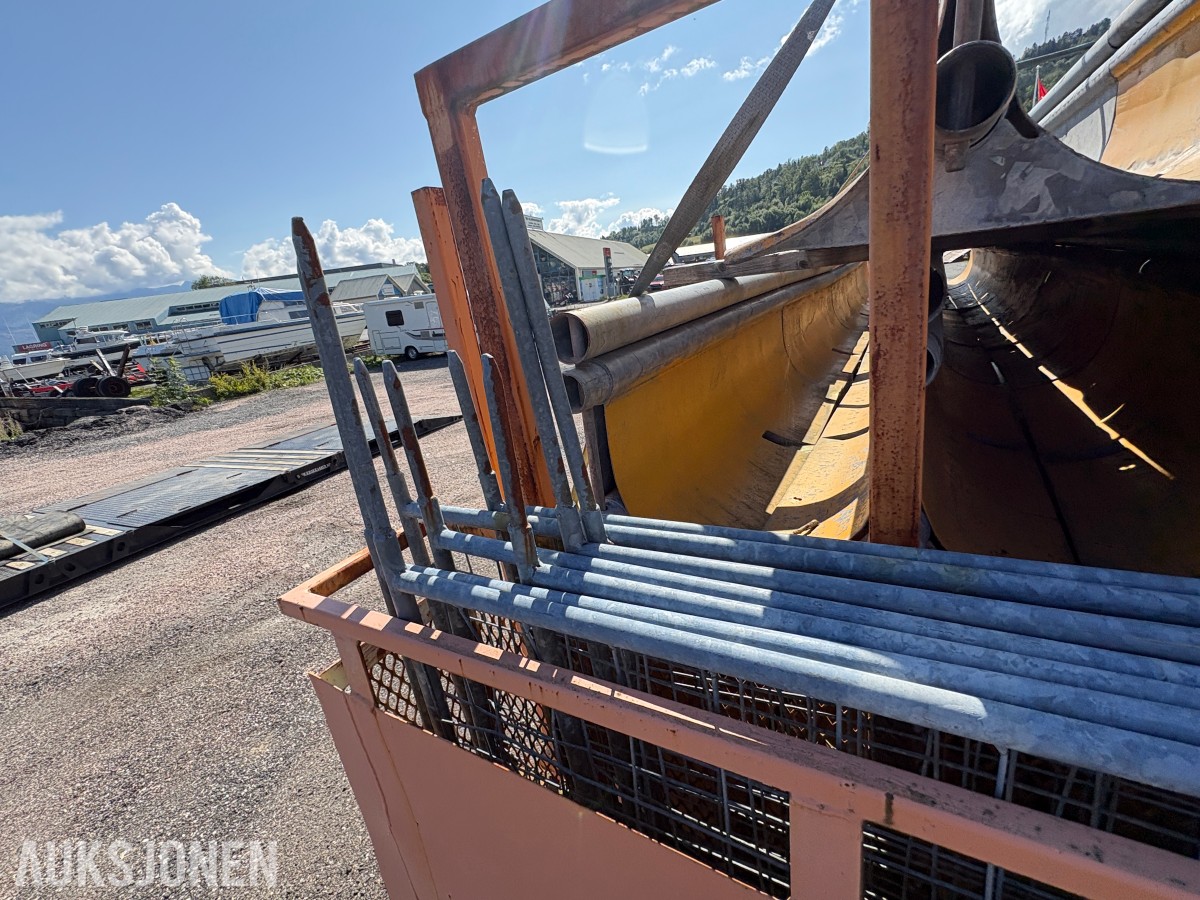 Krokflak med 42 trafikkbalker, endestykker, låsesystemer og grinder