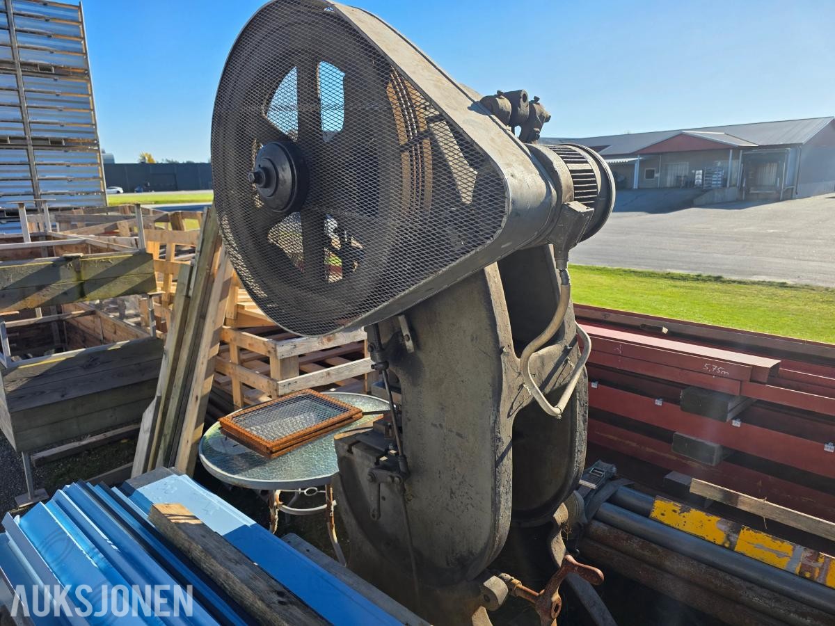 Mekanisk eksenterpresse  / stansemaskin med svinghjul og elektrisk motor
