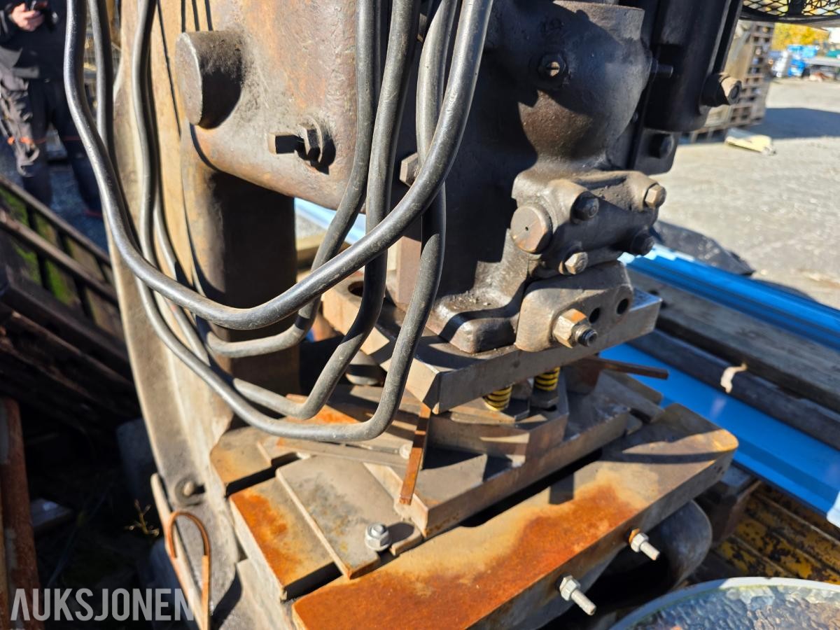 Mekanisk eksenterpresse  / stansemaskin med svinghjul og elektrisk motor