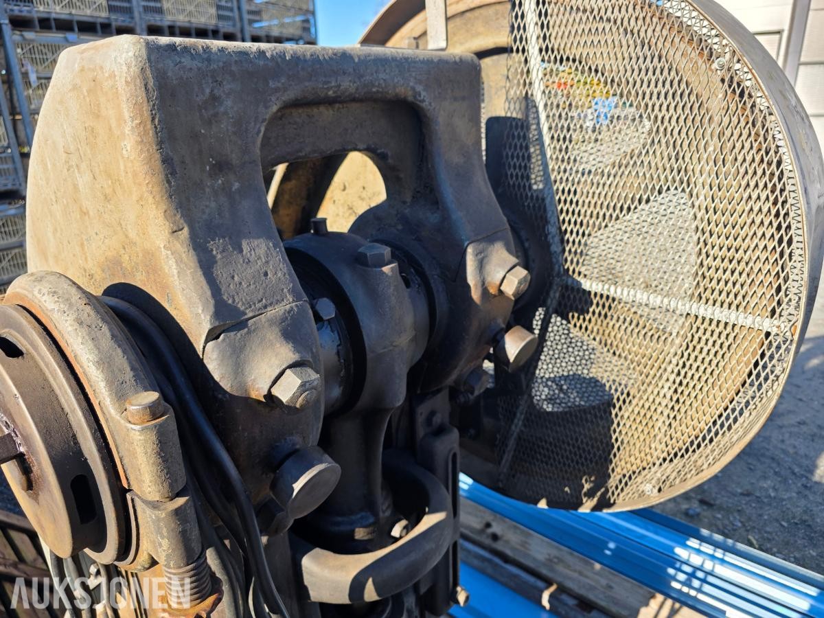 Mekanisk eksenterpresse  / stansemaskin med svinghjul og elektrisk motor