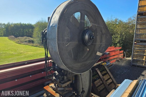 Mekanisk eksenterpresse  / stansemaskin med svinghjul og elektrisk motor