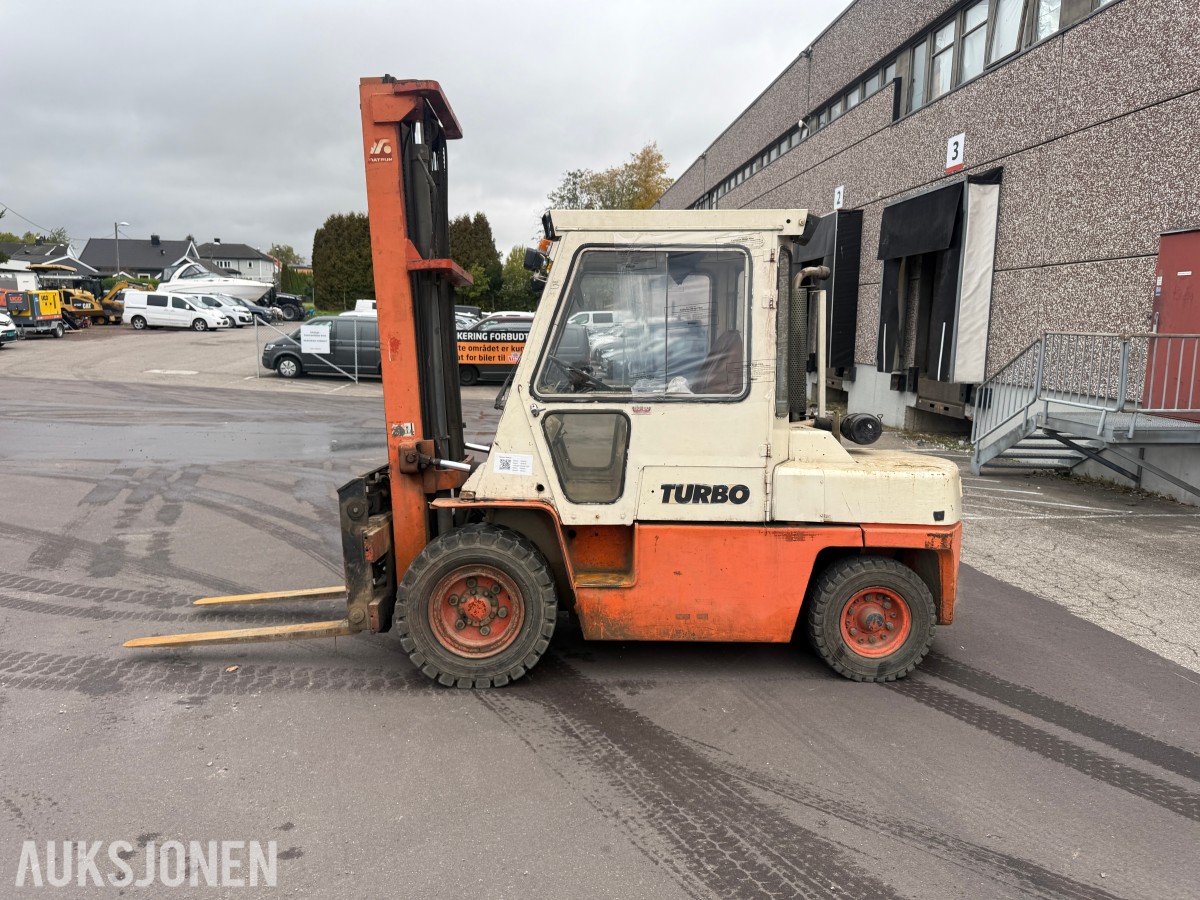 1983 Datsun YGF03A40 dieseltruck - løftekapasitet 4 000 kg