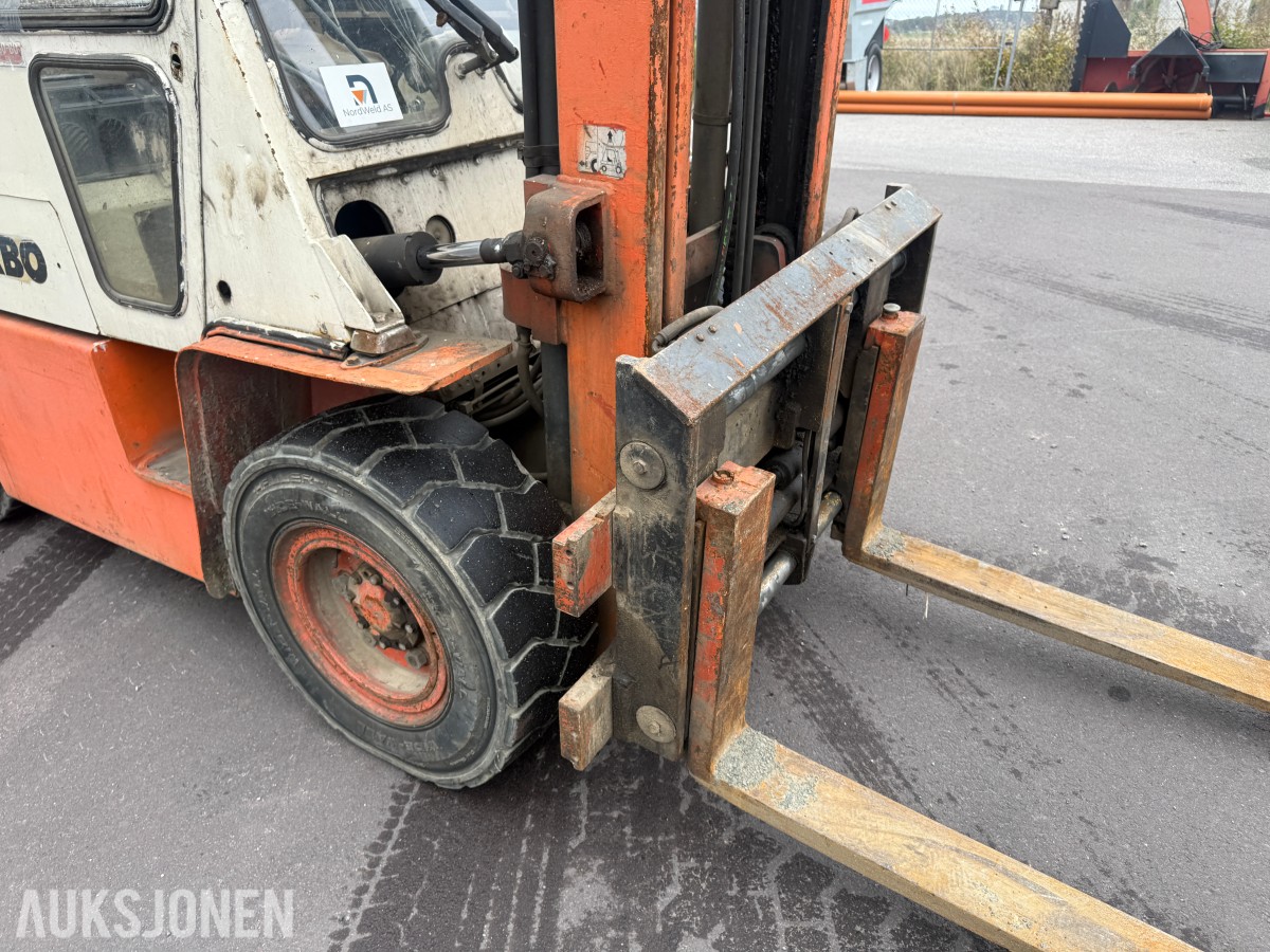 1983 Datsun YGF03A40 dieseltruck - løftekapasitet 4 000 kg