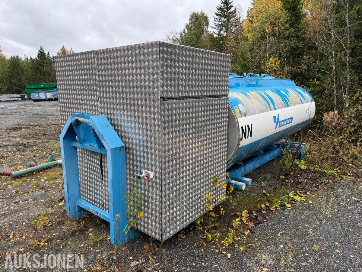 1900 Vanntank på krokramme  / 4 stk skott