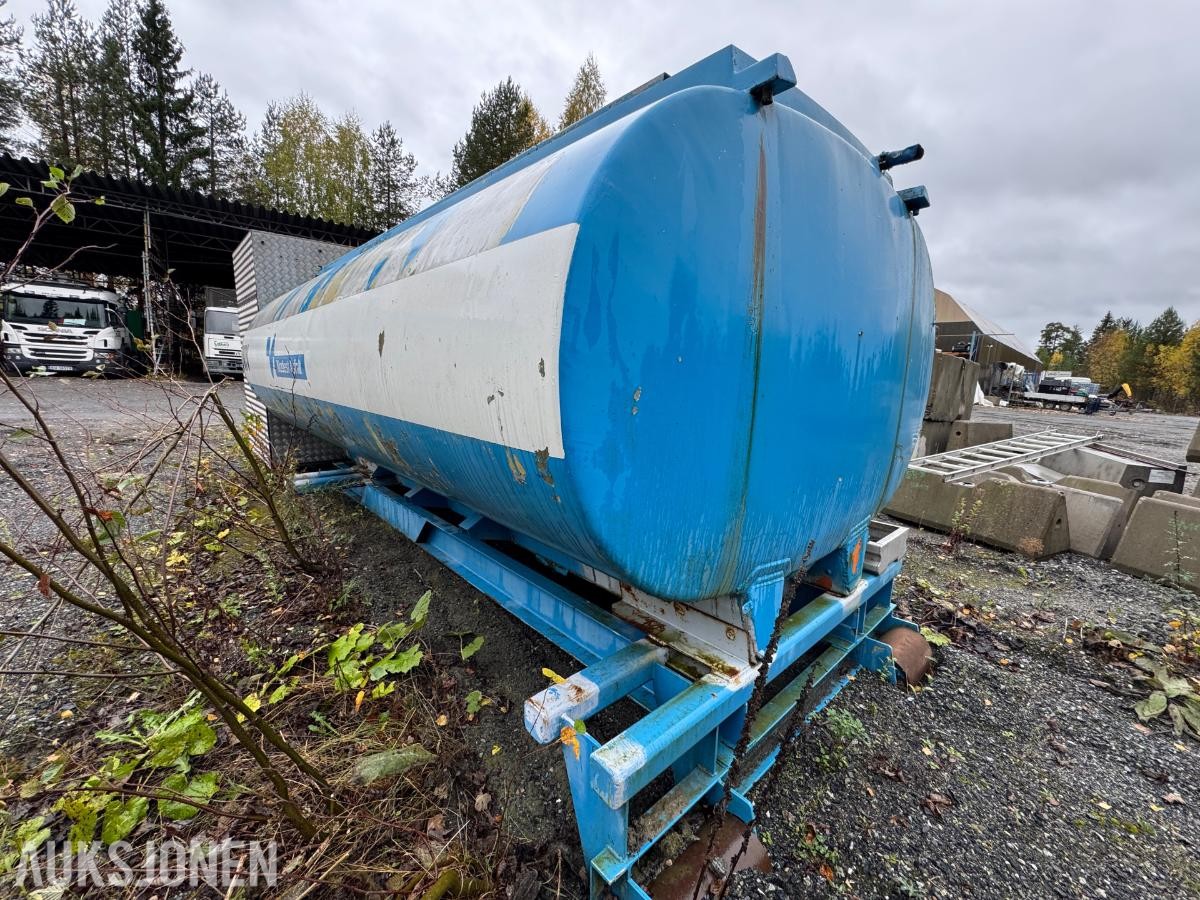 1900 Vanntank på krokramme  / 4 stk skott