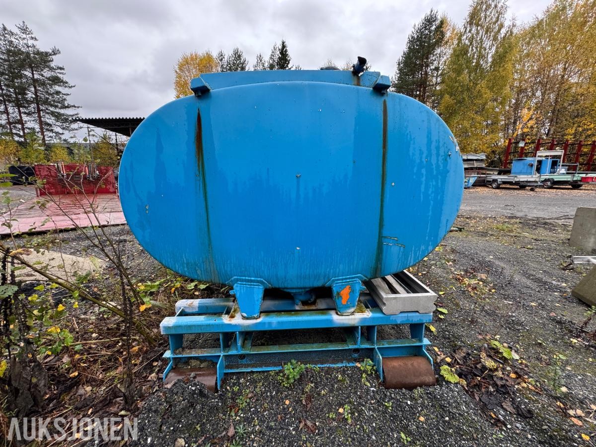 1900 Vanntank på krokramme  / 4 stk skott