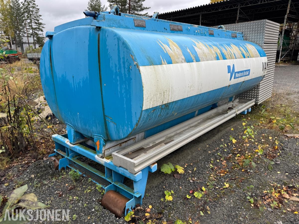 1900 Vanntank på krokramme  / 4 stk skott