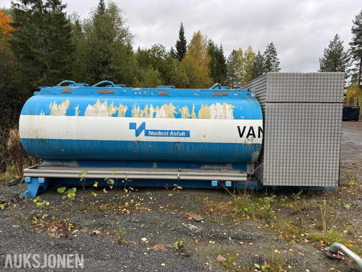 1900 Vanntank på krokramme  / 4 stk skott