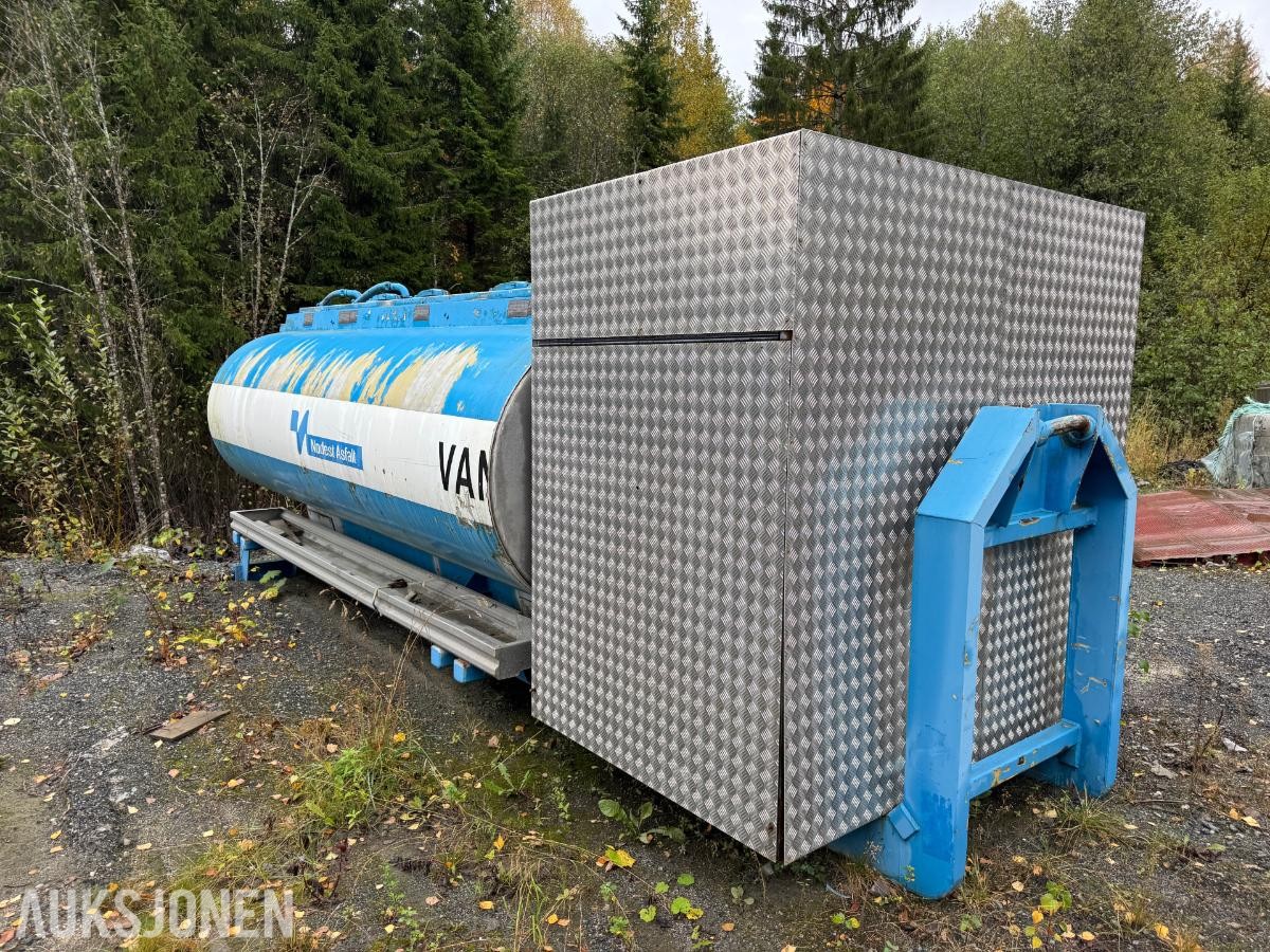 1900 Vanntank på krokramme  / 4 stk skott