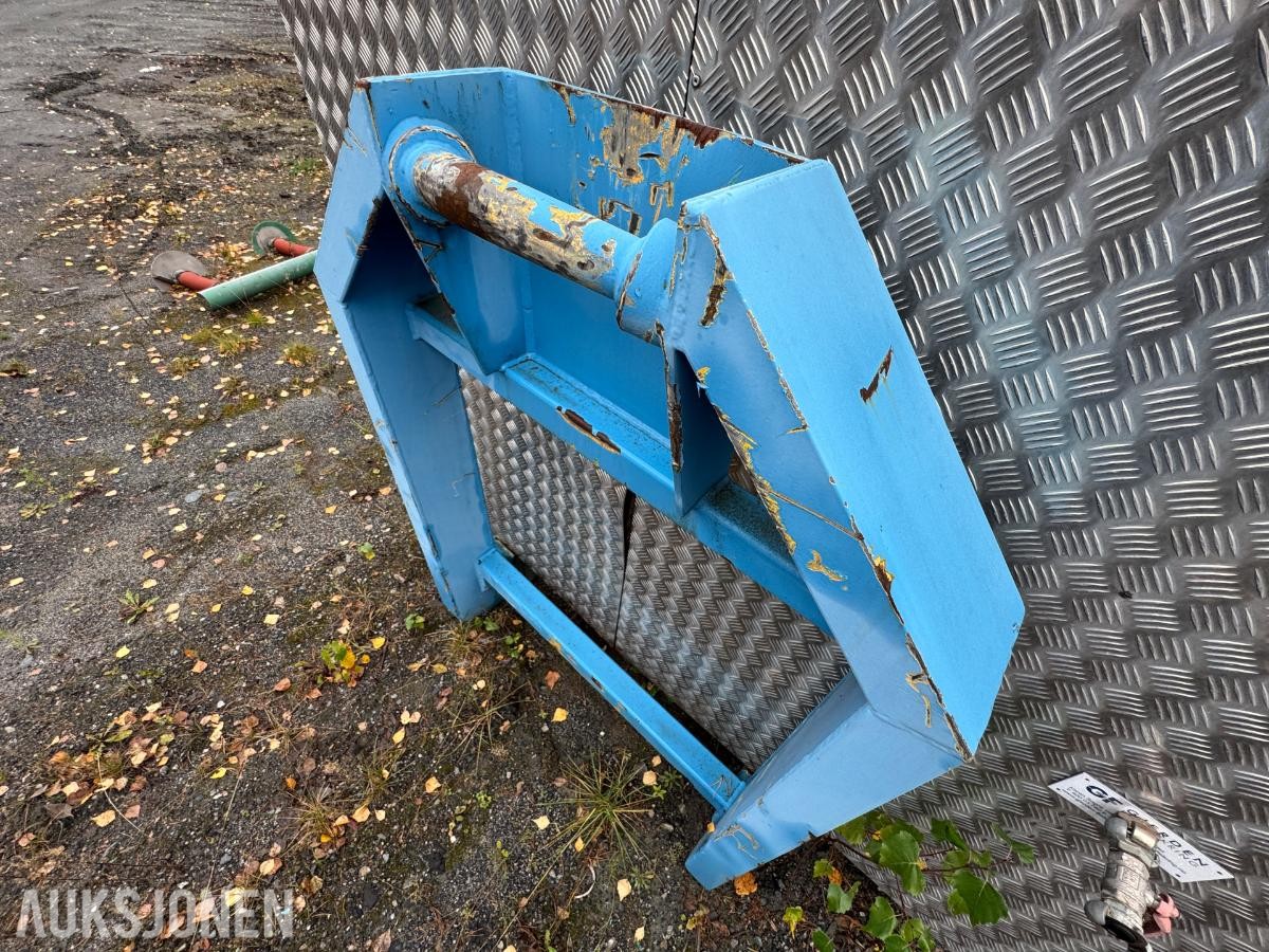 1900 Vanntank på krokramme  / 4 stk skott