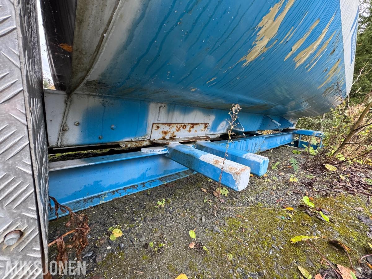 1900 Vanntank på krokramme  / 4 stk skott