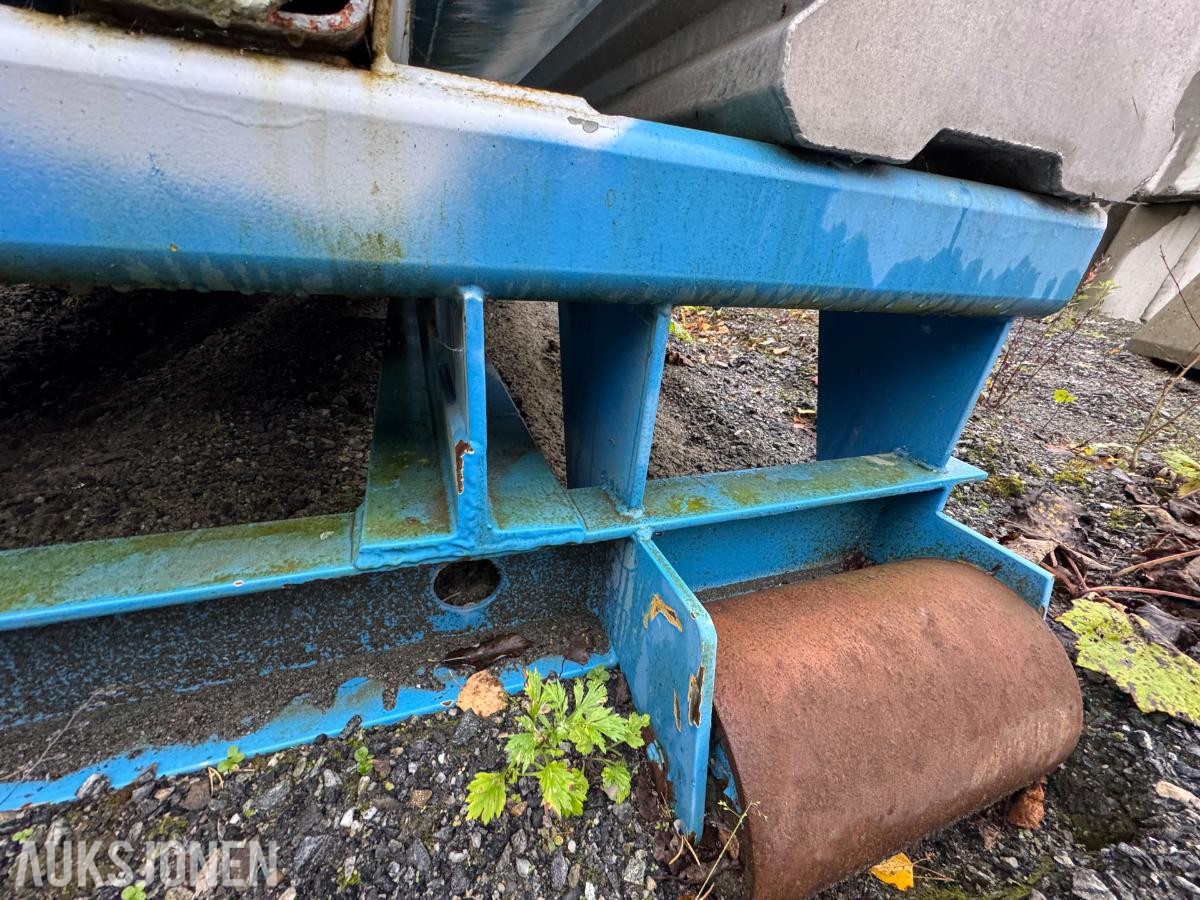 1900 Vanntank på krokramme  / 4 stk skott