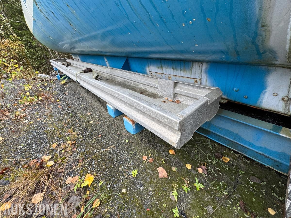 1900 Vanntank på krokramme  / 4 stk skott