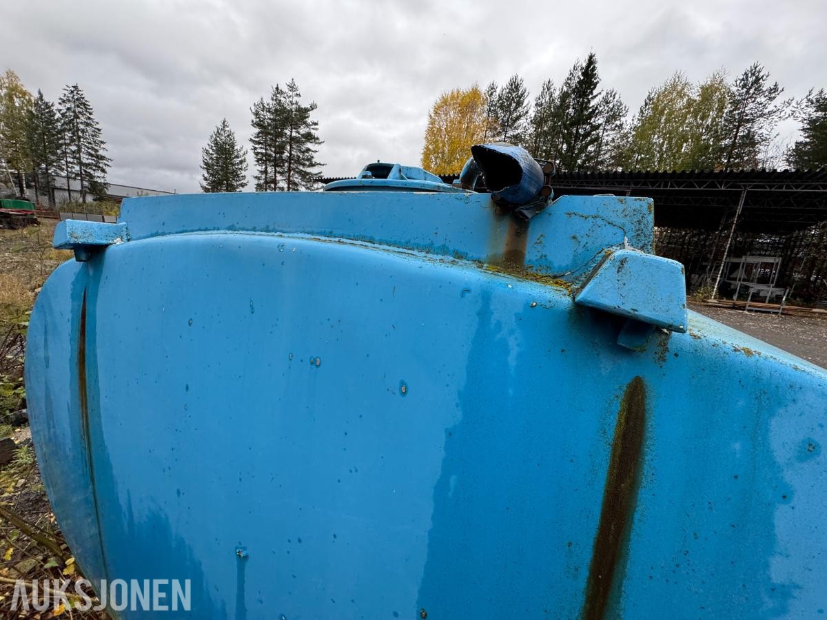 1900 Vanntank på krokramme  / 4 stk skott