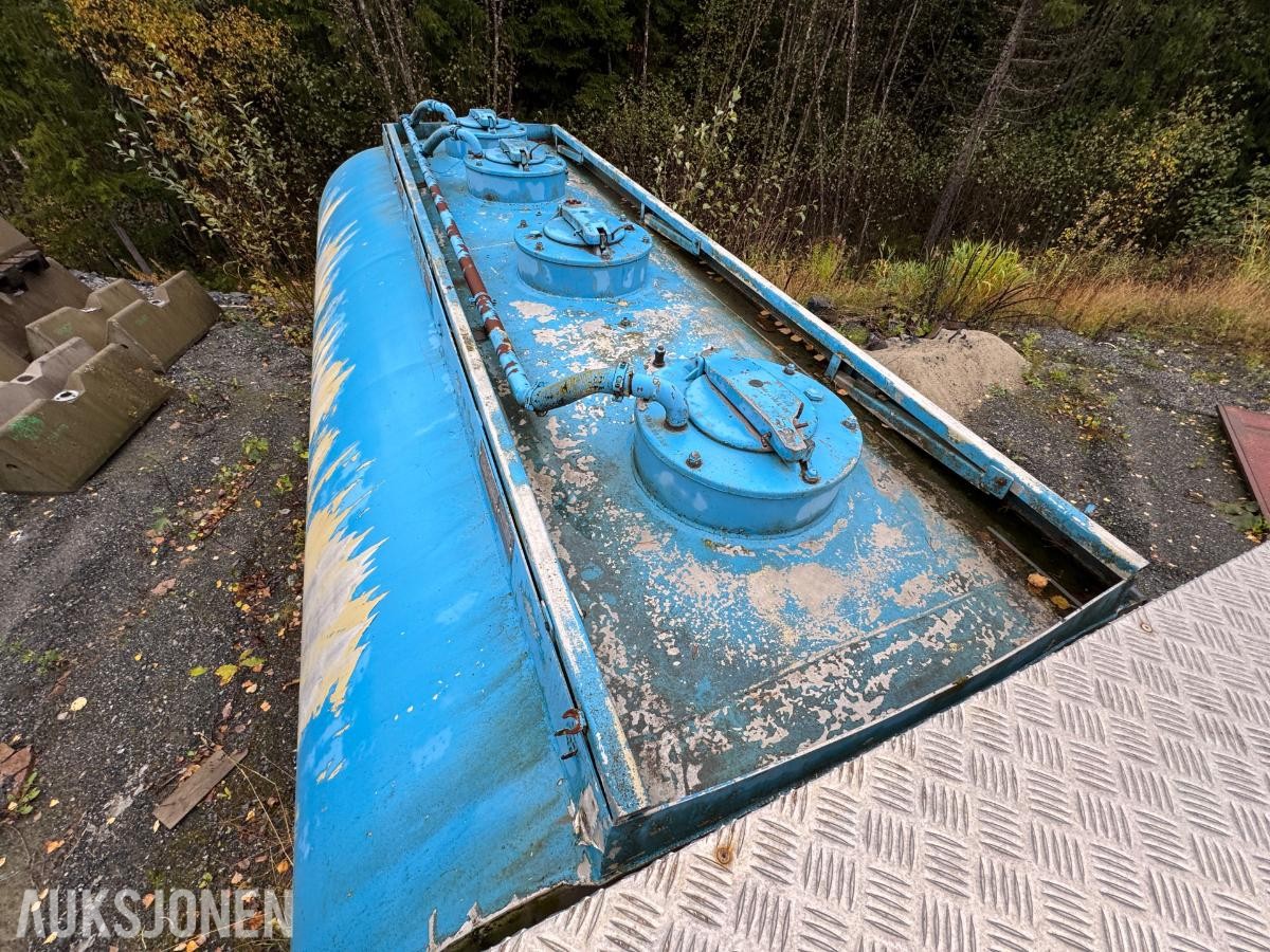1900 Vanntank på krokramme  / 4 stk skott