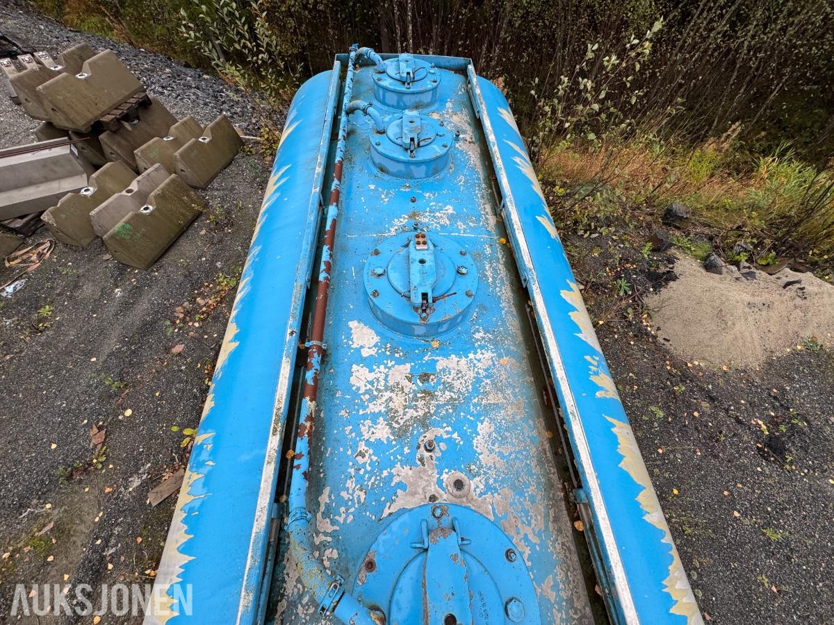 1900 Vanntank på krokramme  / 4 stk skott