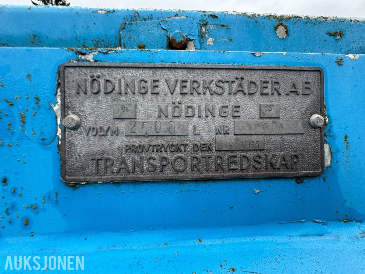 1900 Vanntank på krokramme  / 4 stk skott