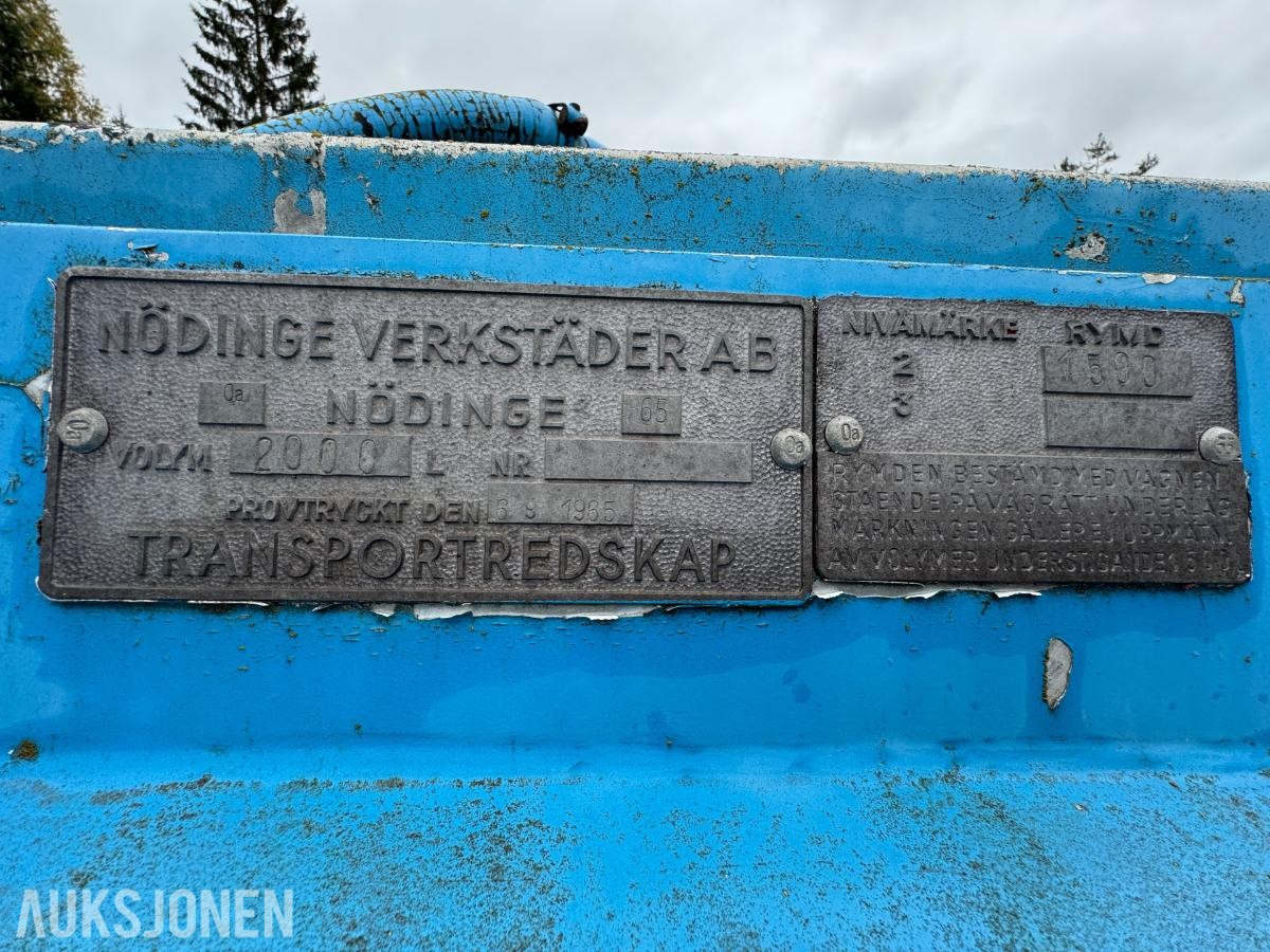 1900 Vanntank på krokramme  / 4 stk skott