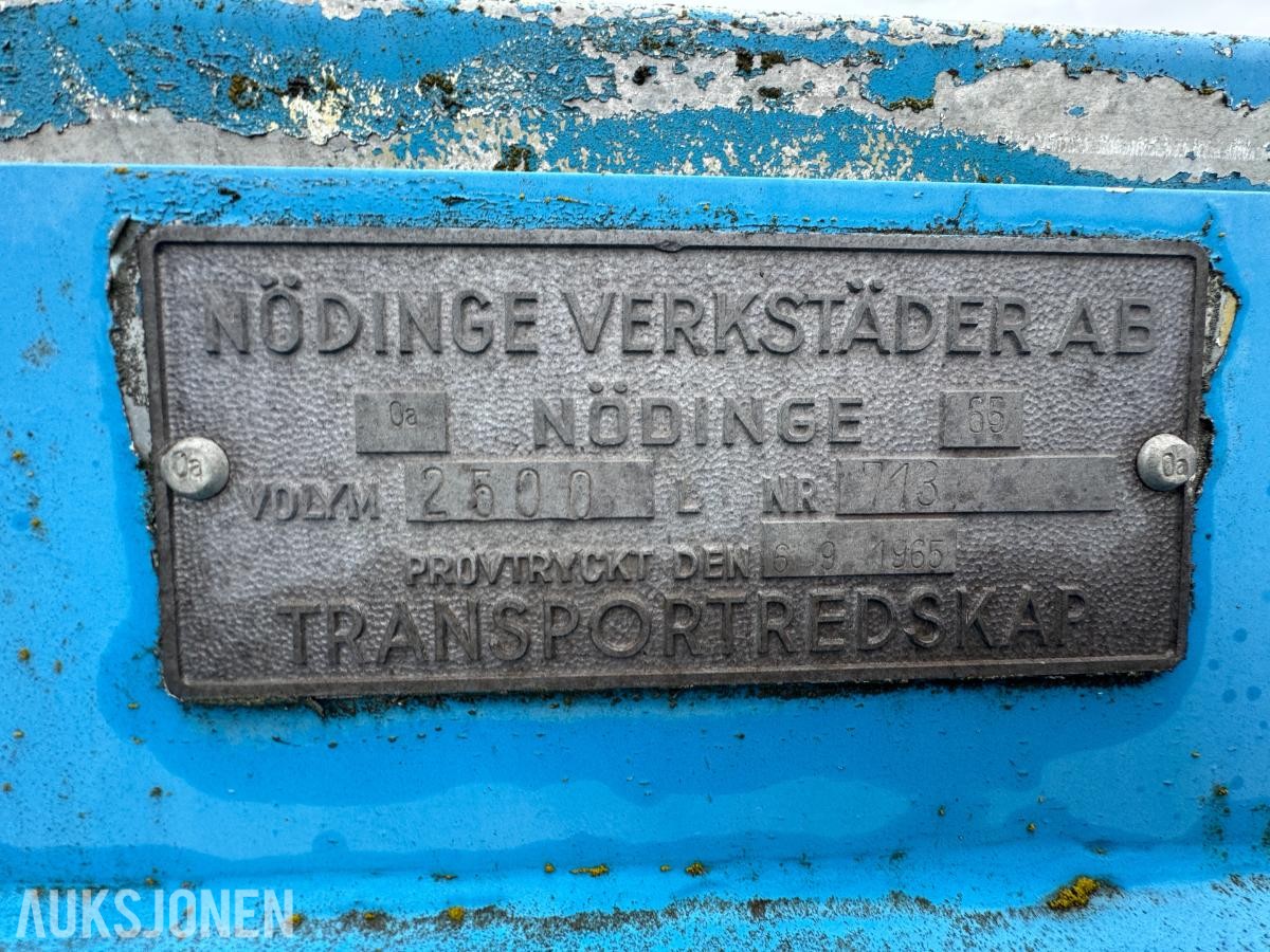 1900 Vanntank på krokramme  / 4 stk skott