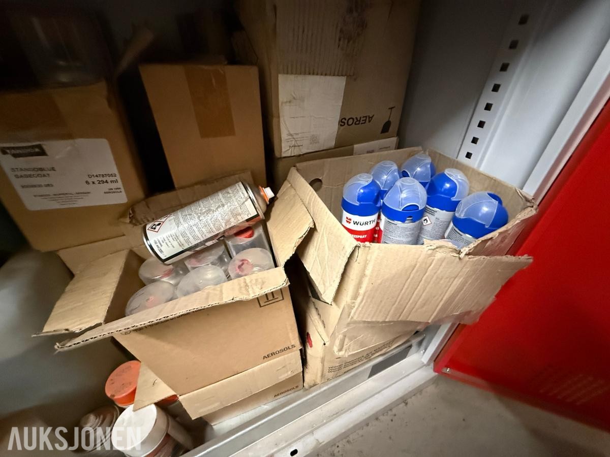 Wurth skap med innhold og merketralle med spray
