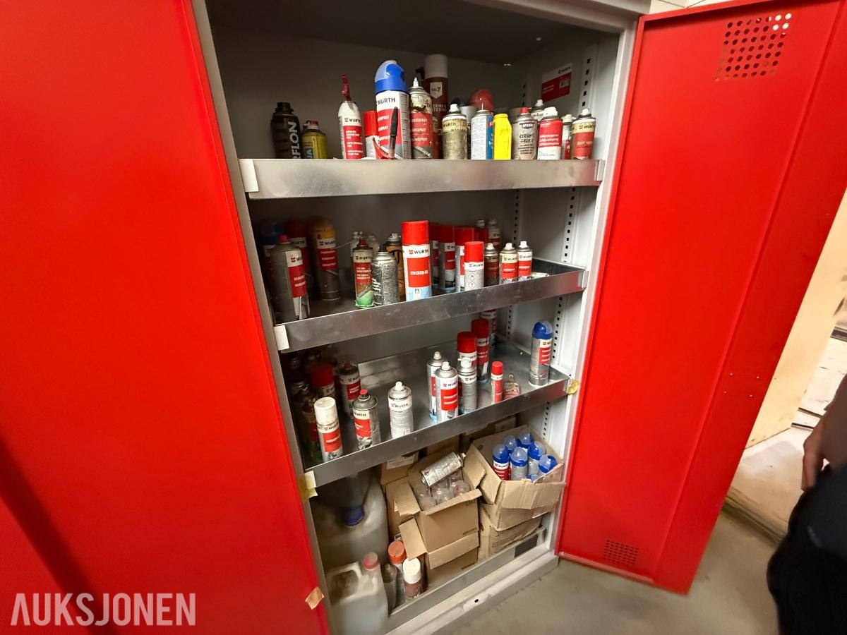 Wurth skap med innhold og merketralle med spray