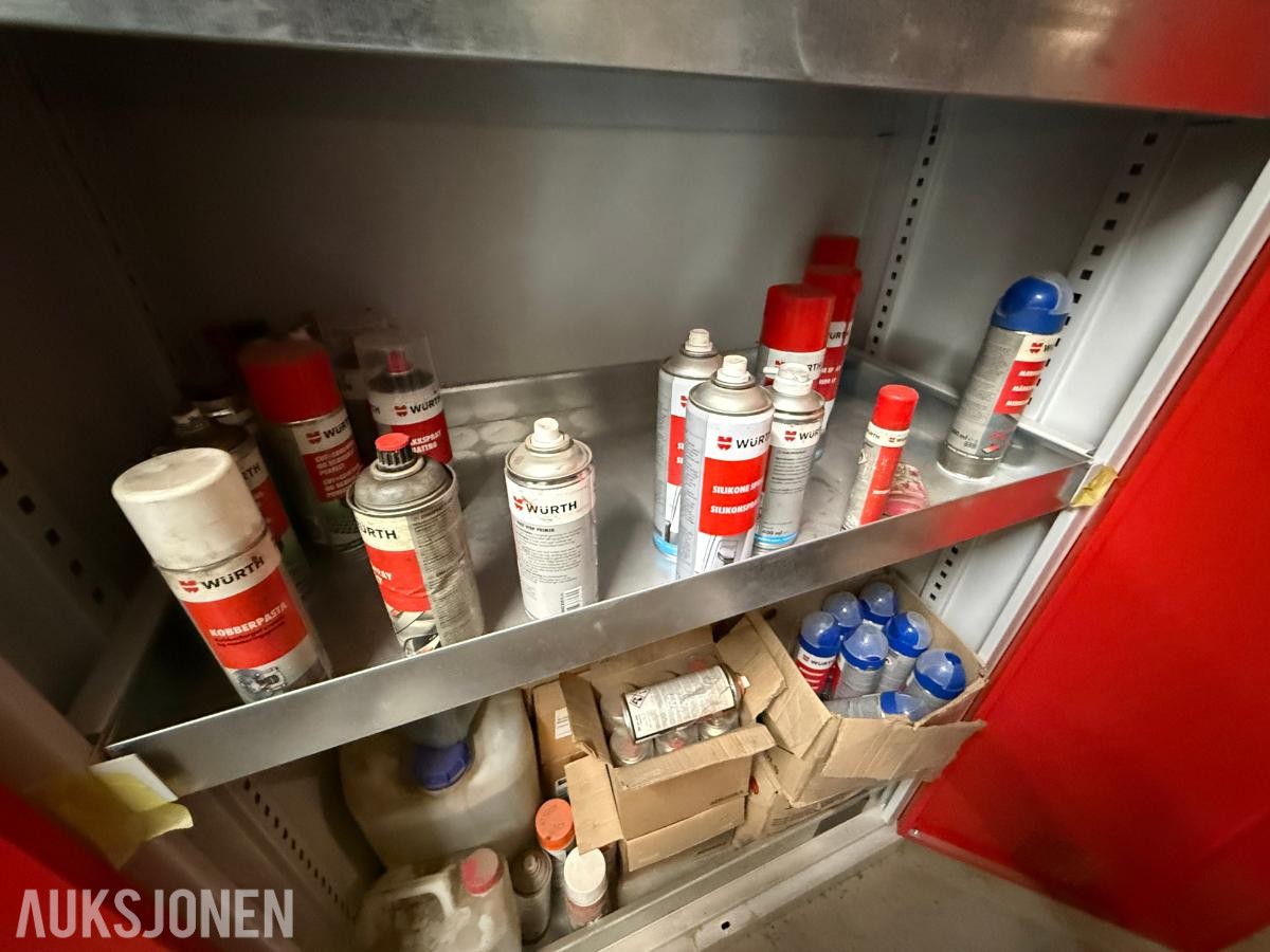 Wurth skap med innhold og merketralle med spray