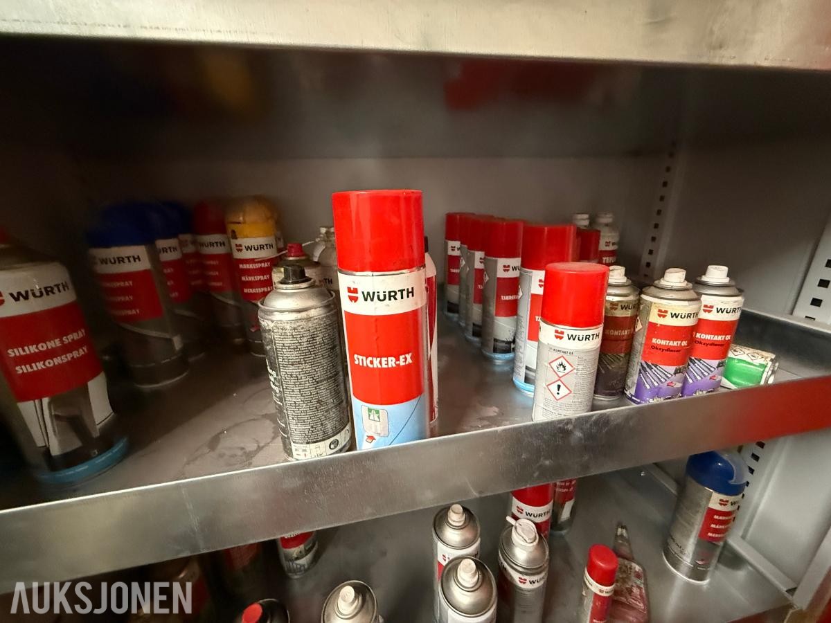 Wurth skap med innhold og merketralle med spray