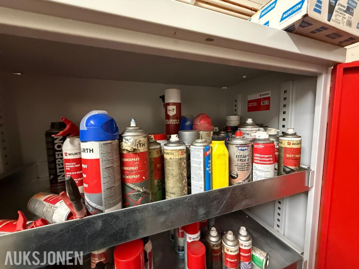 Wurth skap med innhold og merketralle med spray