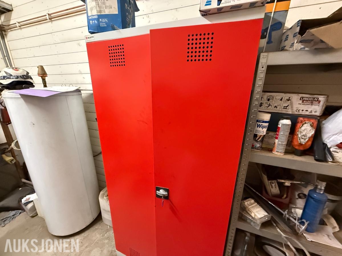 Wurth skap med innhold og merketralle med spray