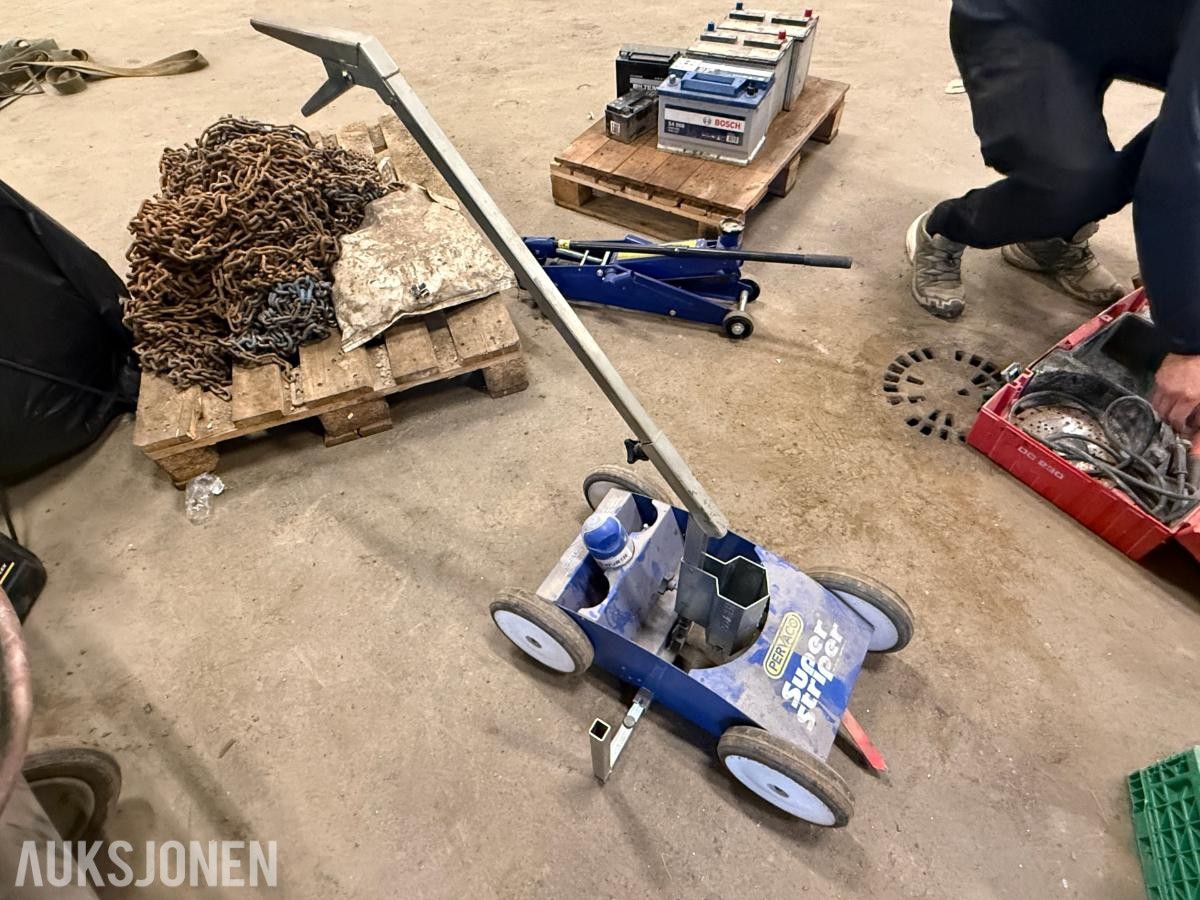 Wurth skap med innhold og merketralle med spray