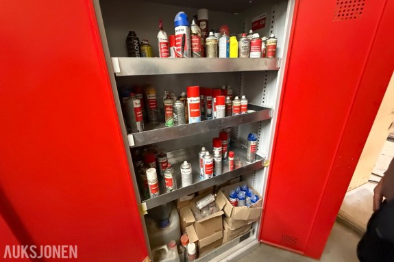 Wurth skap med innhold og merketralle med spray