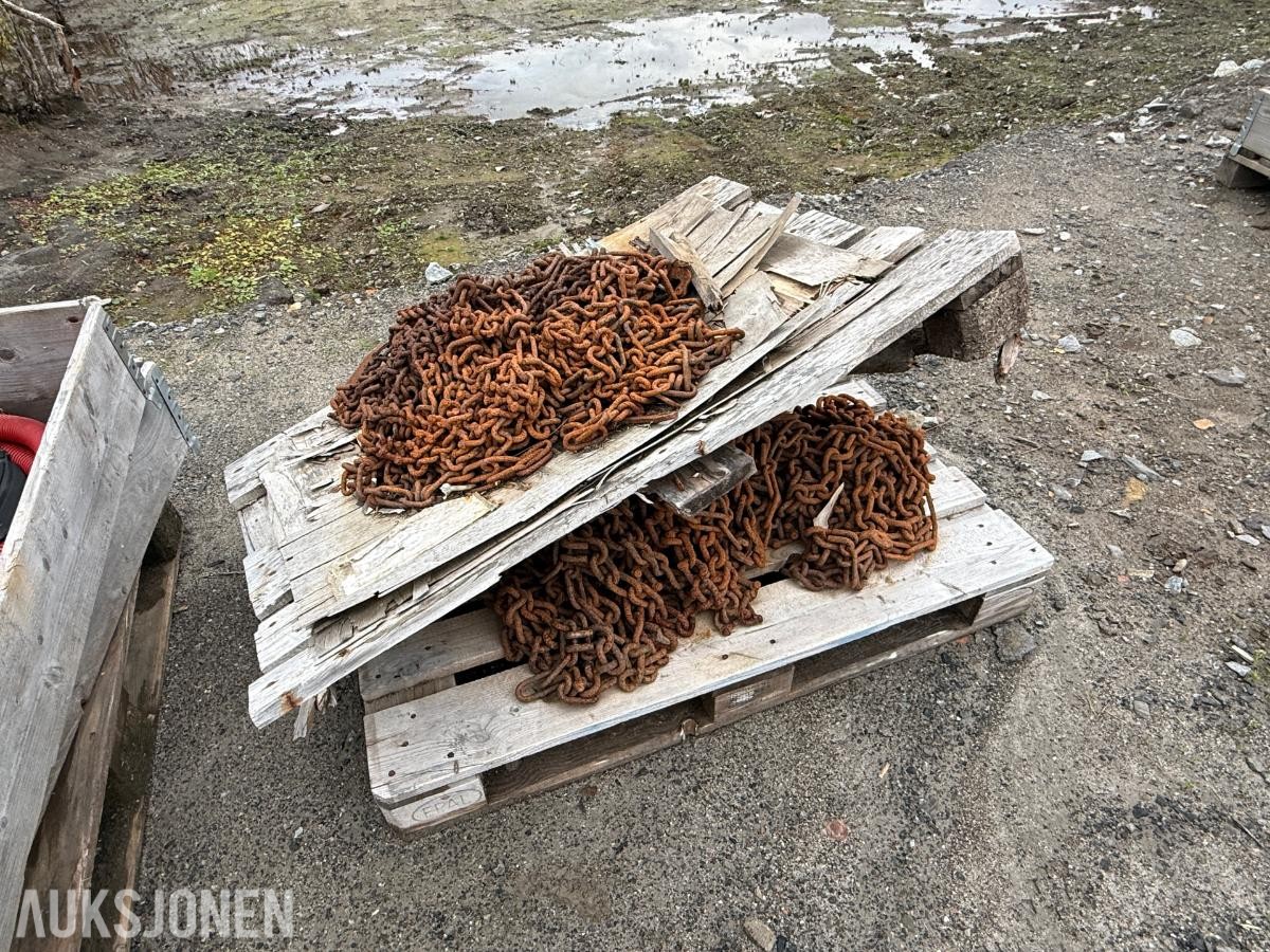 Parti med kjettinger, surringer og diverse