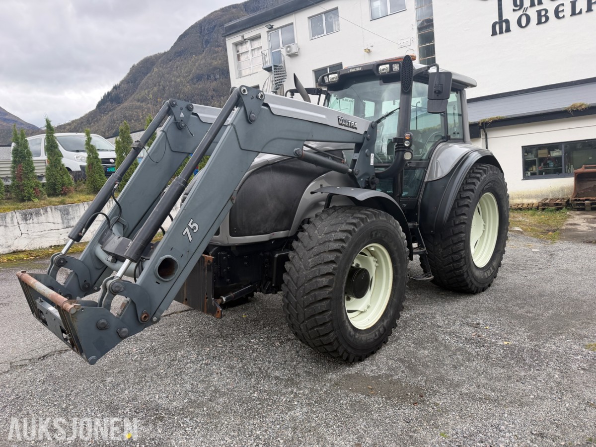 2006 Valtra T190 Traktor, frontlaster, 250 hk, brøyteplate og kjettinger