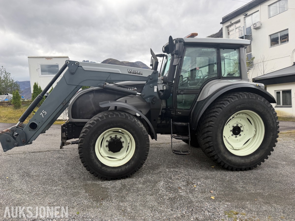 2006 Valtra T190 Traktor, frontlaster, 250 hk, brøyteplate og kjettinger