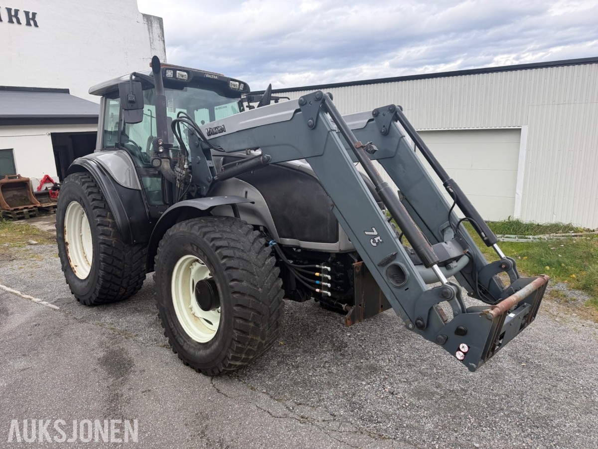 2006 Valtra T190 Traktor, frontlaster, 250 hk, brøyteplate og kjettinger