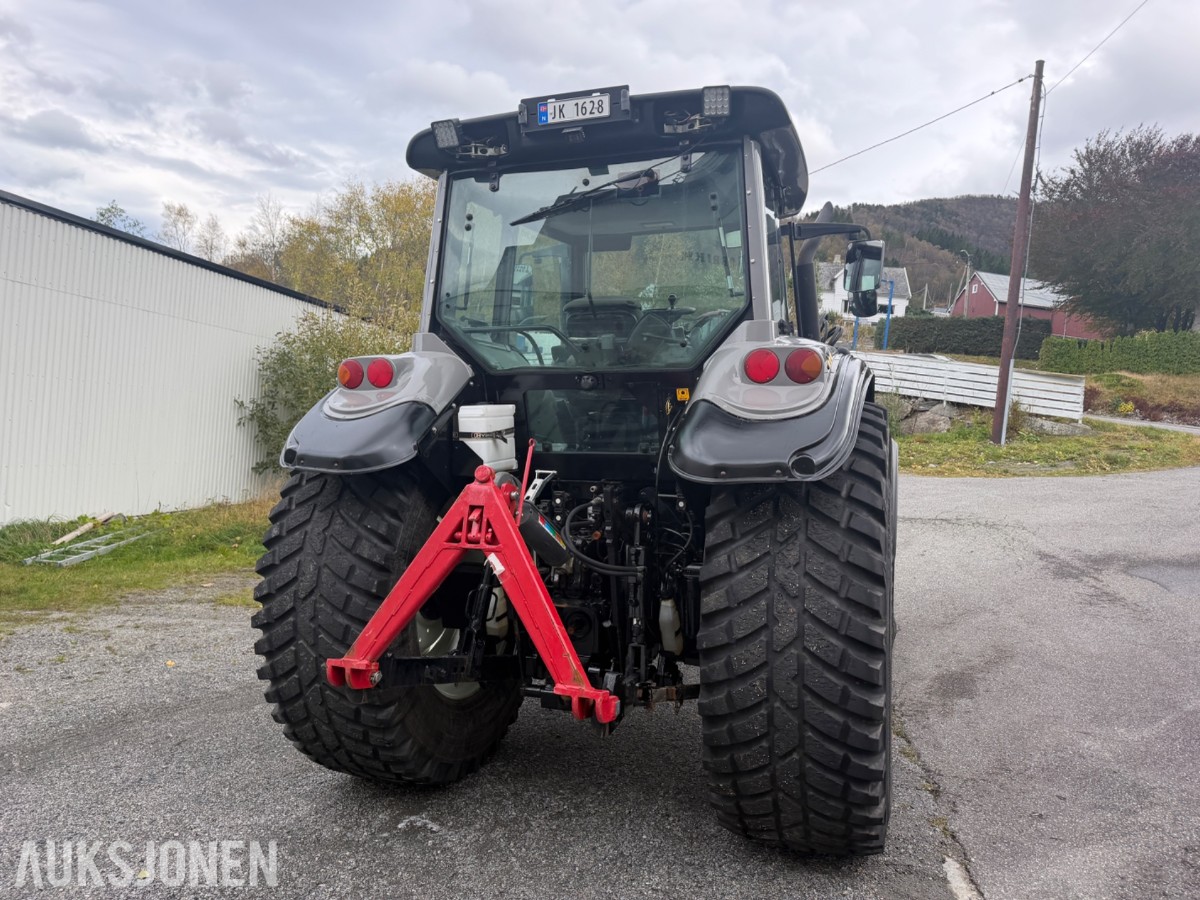 2006 Valtra T190 Traktor, frontlaster, 250 hk, brøyteplate og kjettinger