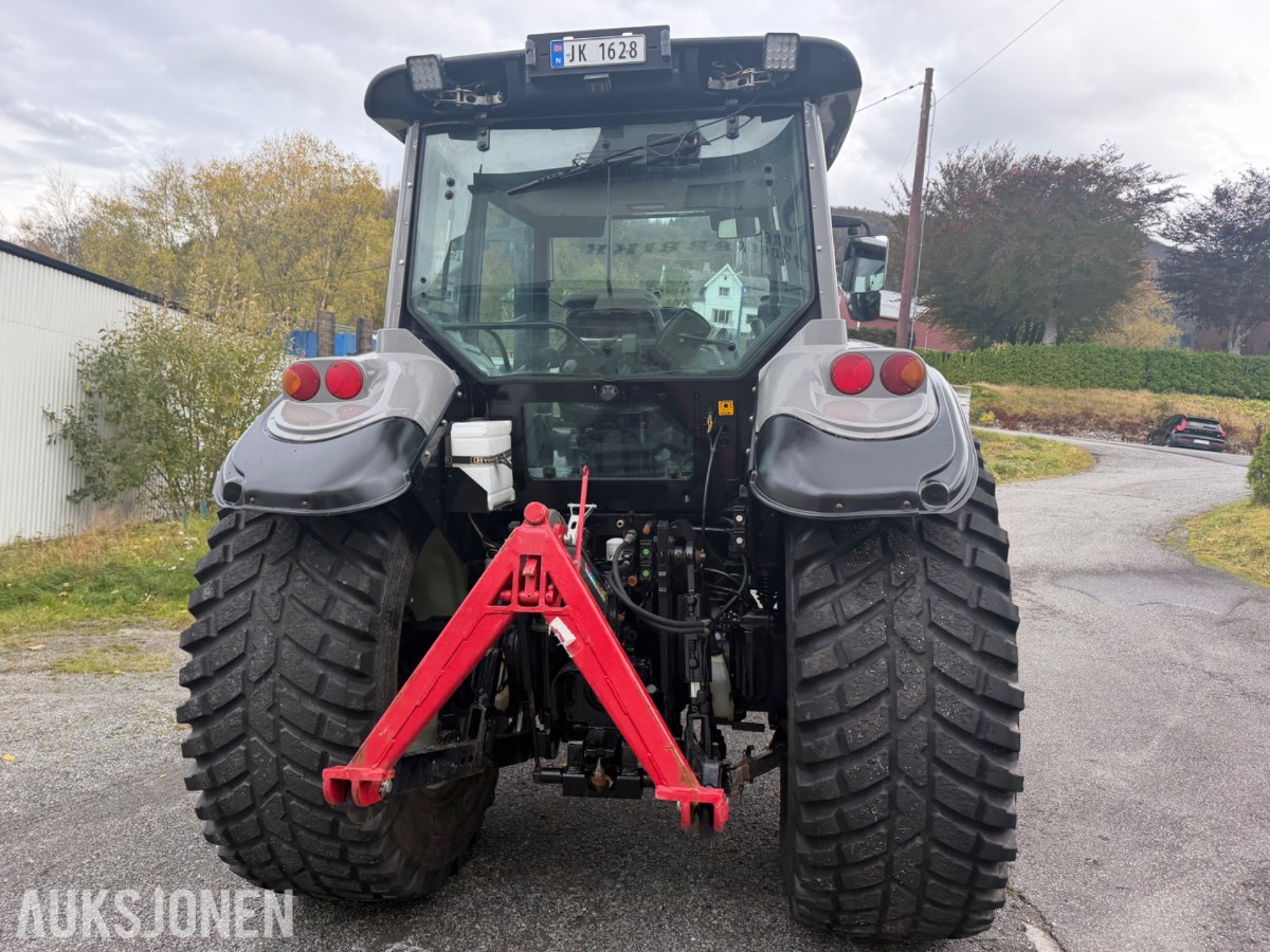 2006 Valtra T190 Traktor, frontlaster, 250 hk, brøyteplate og kjettinger