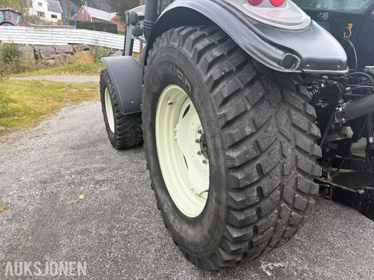 2006 Valtra T190 Traktor, frontlaster, 250 hk, brøyteplate og kjettinger