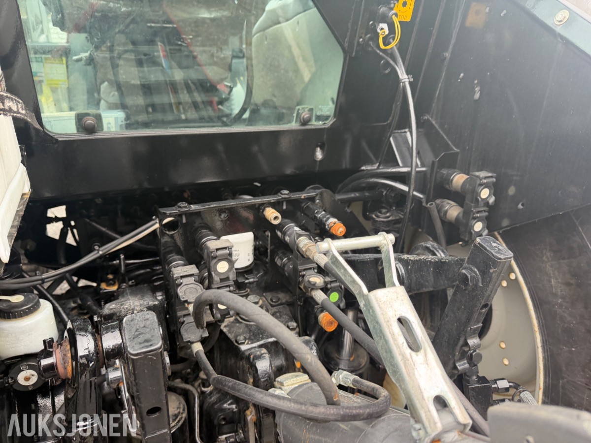 2006 Valtra T190 Traktor, frontlaster, 250 hk, brøyteplate og kjettinger