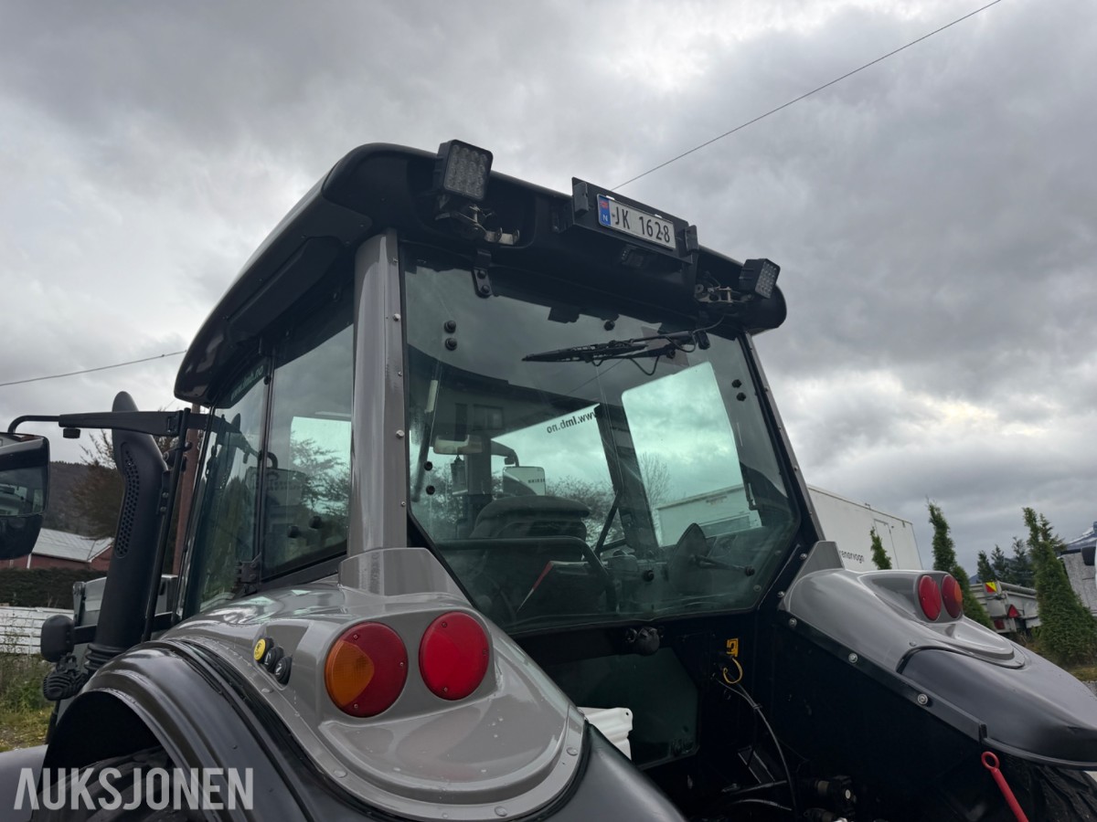 2006 Valtra T190 Traktor, frontlaster, 250 hk, brøyteplate og kjettinger