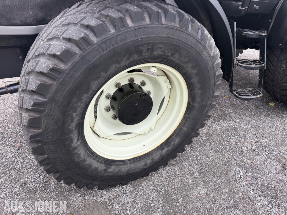 2006 Valtra T190 Traktor, frontlaster, 250 hk, brøyteplate og kjettinger