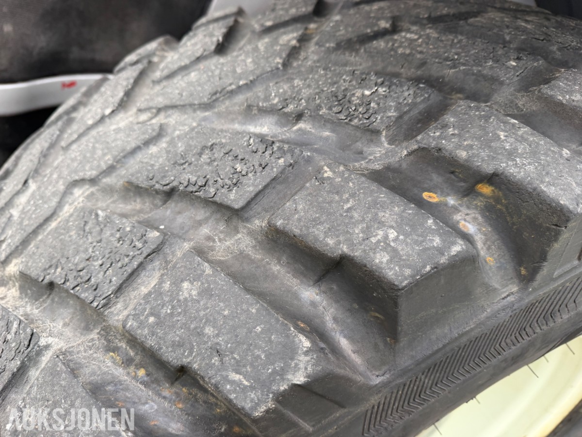 2006 Valtra T190 Traktor, frontlaster, 250 hk, brøyteplate og kjettinger