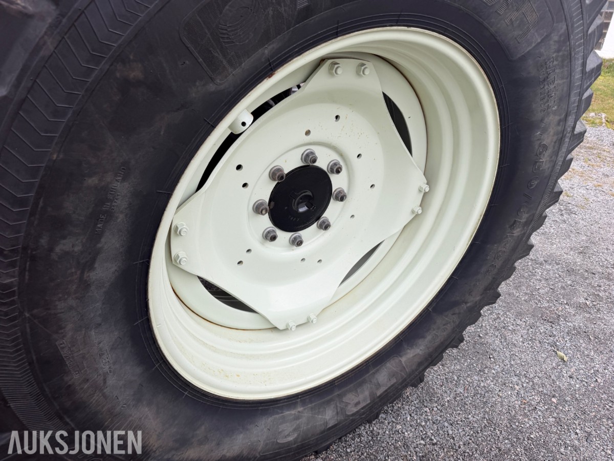 2006 Valtra T190 Traktor, frontlaster, 250 hk, brøyteplate og kjettinger